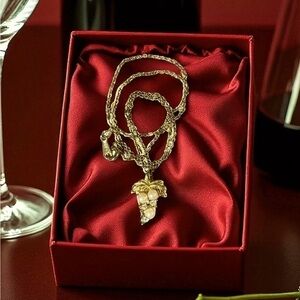 Grapes 🍇, pearls & cubic zirconia necklace in gold tone finish 🤍